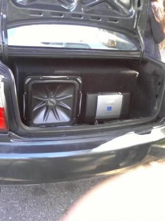 15" Kicker L7, 1000W Alpine amp.