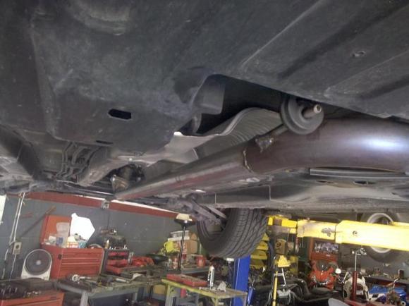 No resonator. Straight from cat to muffler.