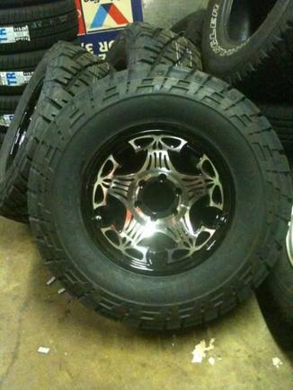 Moto Metal Skull with 33/12.5 General Grabbers