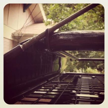 antenna zip tied to roof rack