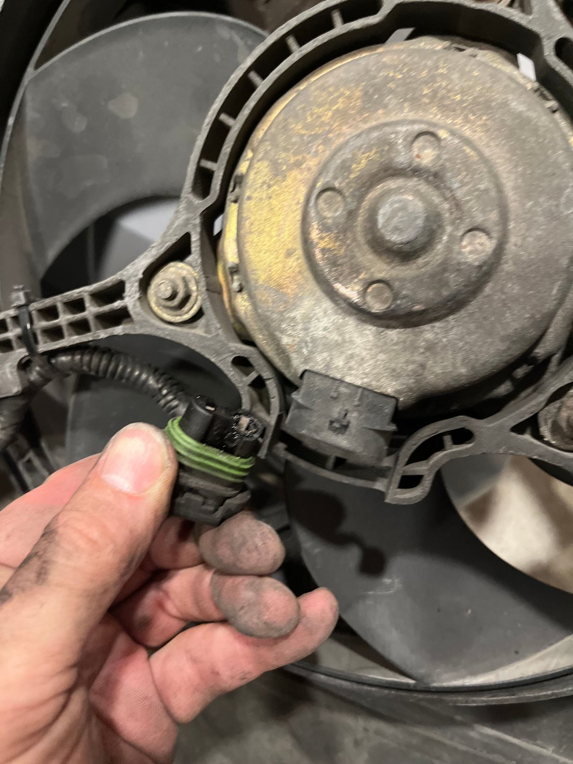 Heres the toasted connector for the high speed fan. Looks like the clip broke off and the connector vibrated loose until it melted.