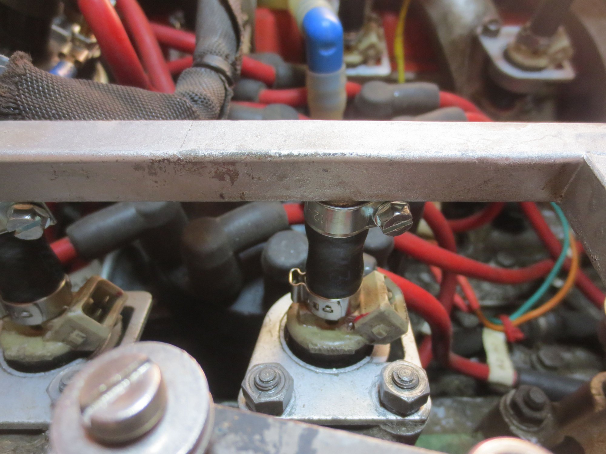 Oetiker clamp on the injector, stainless fuel pipe clamp on the rail spigot