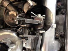 Cass3958 rear carb with magnifying loop around the clevis pin attachment to kick down cable