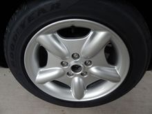 Rear wheel without center cap