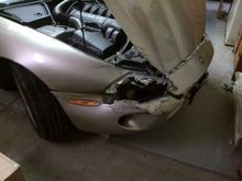 The hood and fender can be saved, the damage is minimal, even on the inside of the fender.