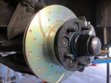 Front hub with centric cone marked in blue