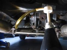 Pumping 850 ml of new oil into differential. Then replace fill plug.