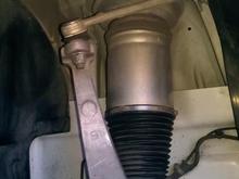 The R/F Shock only leaks in cold wx, can't locate were the leak is. Found it, leaking at the top mount.