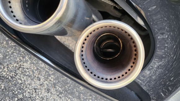 Exhaust valve on the external pipes