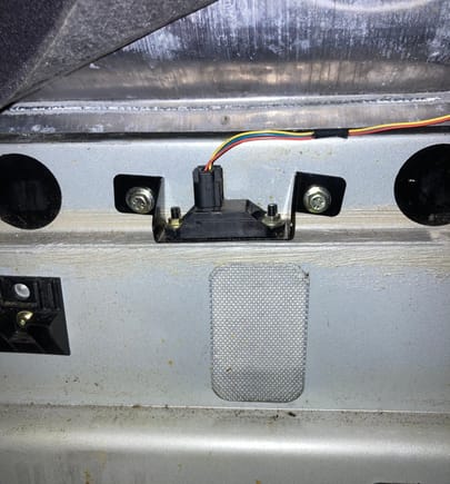 That connector would be for the CATS (electronic shock absorbers) suspension which the original poster does not have. This is the rear yaw sensor. 