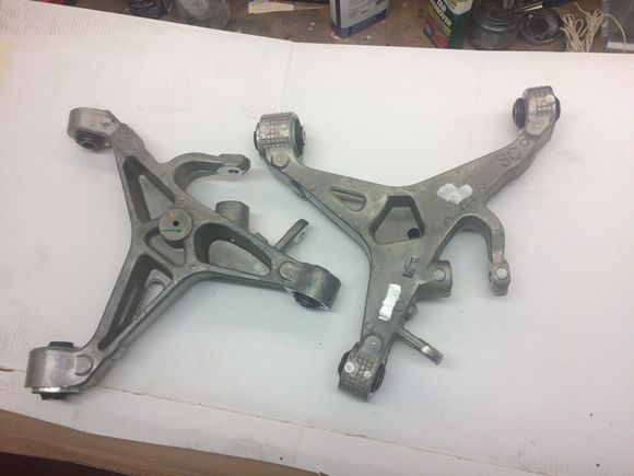 There is one omni directional large rubber bush and two rose type bushes to allow the wishbone to “flex” for want of a better description. 