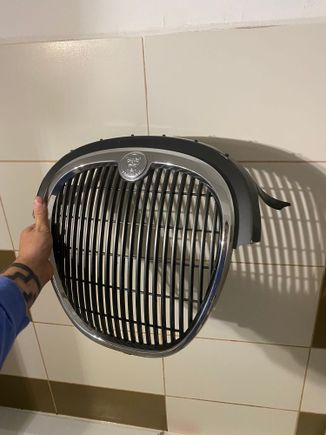 This is the facelift grille. (One arm broken, got it for cheap) Ive cut off the horisontal lines and chromed the vertical, also painted black the sides