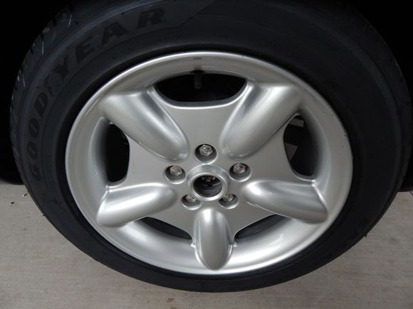 Rear wheel without center cap