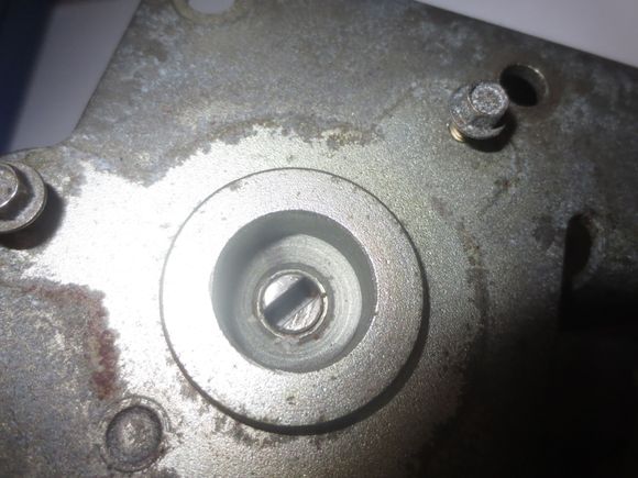 Slotted and shortened spindle in the capstan, note the circular raised part of the capstan on the bottom plate