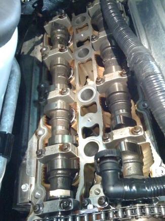 2009 4 22 (1)
Leaky valve covers being fixed
No oil sludge or deposits