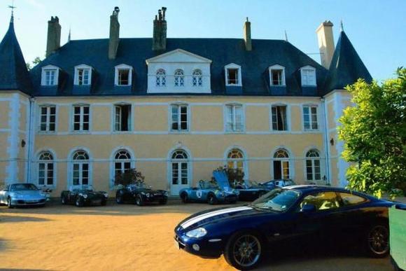 Kitty by the chateau