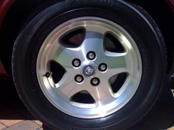 Loaded this by accident, but now it's here ... standard 16" alloys with Yokohama "decibel" tyres