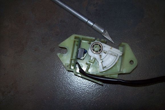 Switch's ratchet fully retracted ready for installment. note gap