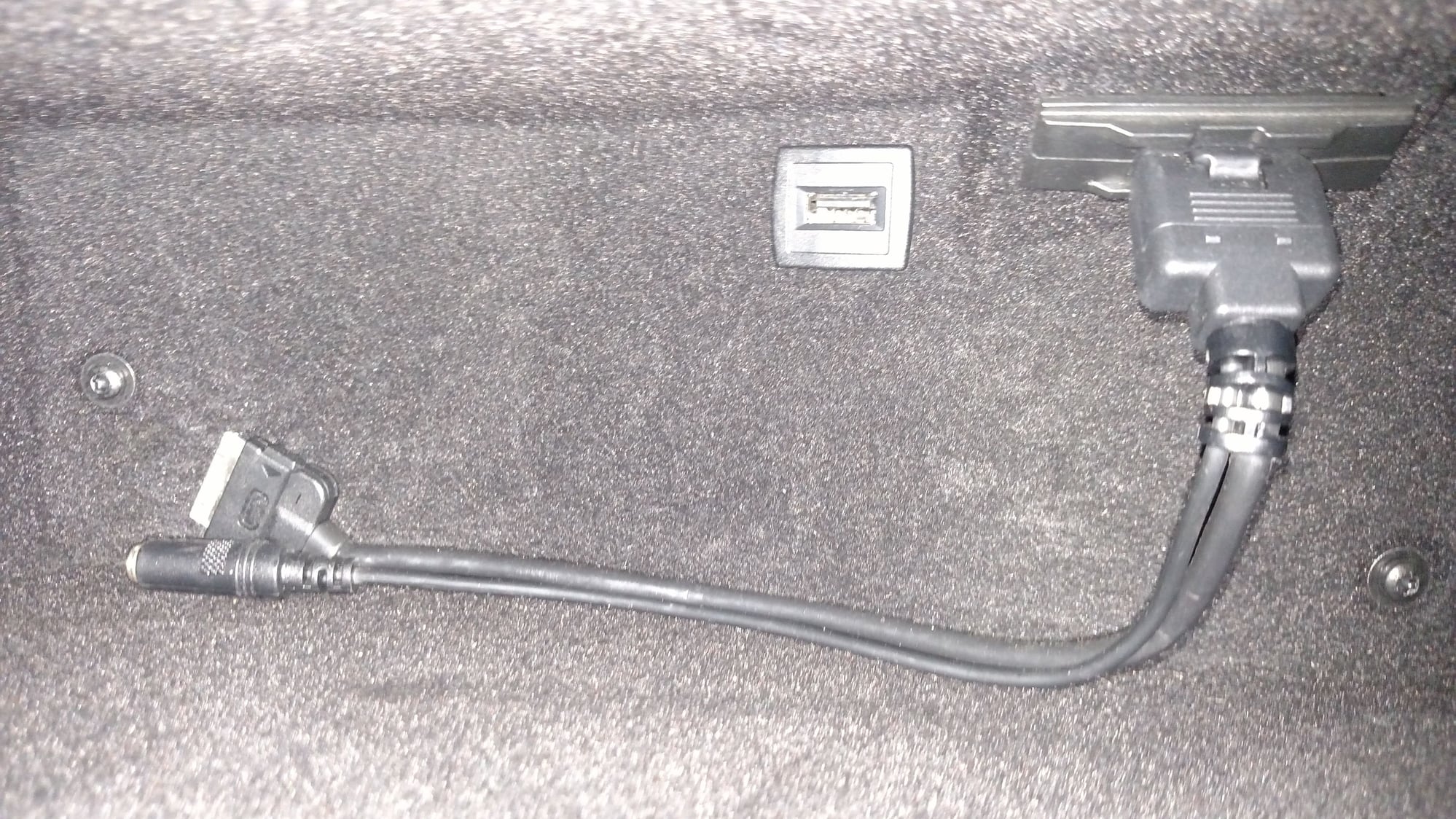 Genuine Mercedes-Benz MI iPod/AUX Connecting Adapter Cable A001 827 85 04
