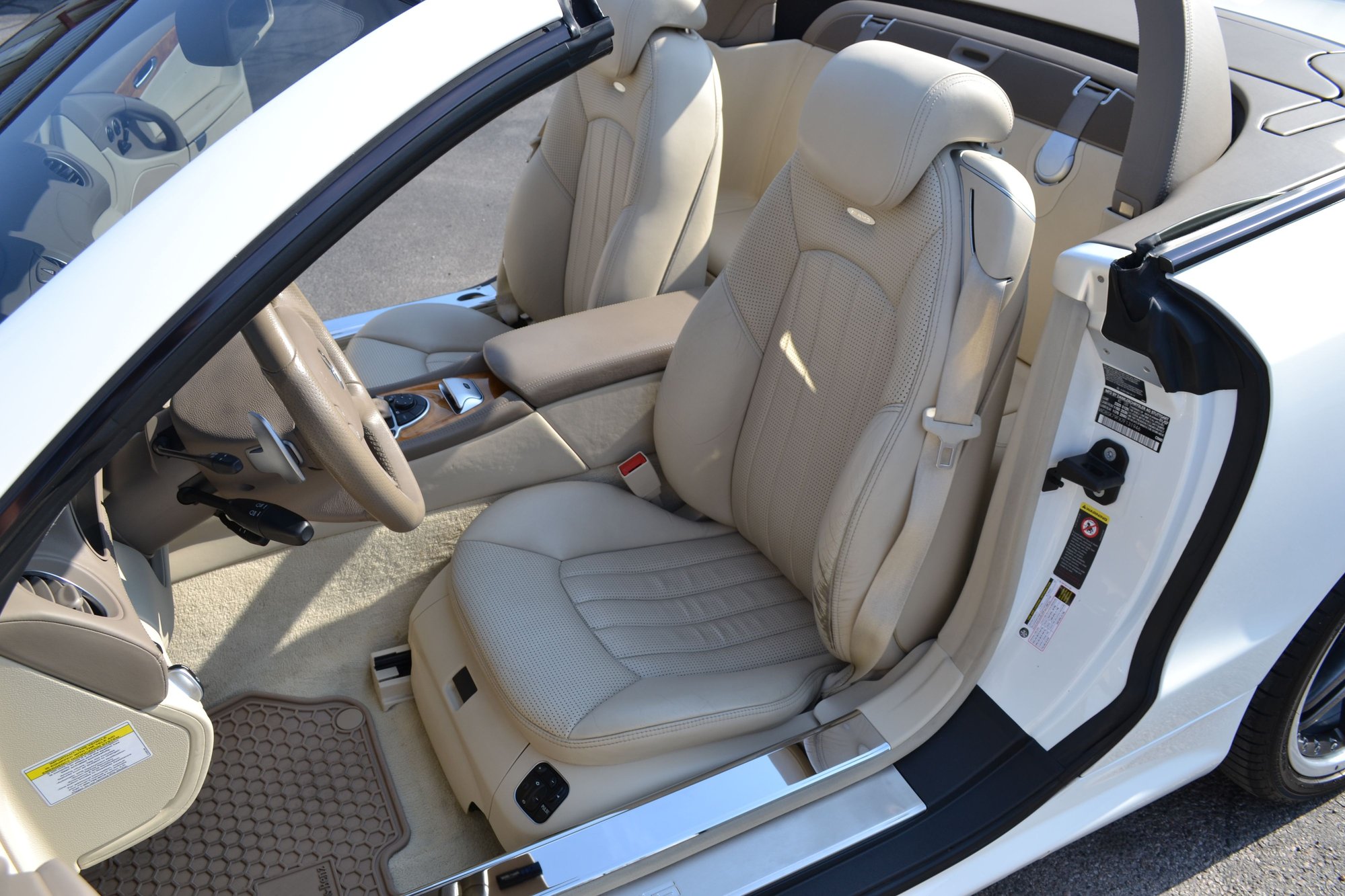 2007 Mercedes-Benz SL65 AMG - 2007 Mercedes Benz SL65 AMG Roadster, White/Tan, 81,000 Miles, $39K - Used - VIN WDBSK79FX7F131946 - 81,200 Miles - 12 cyl - 2WD - Automatic - Convertible - White - Hilo, HI 96720, United States