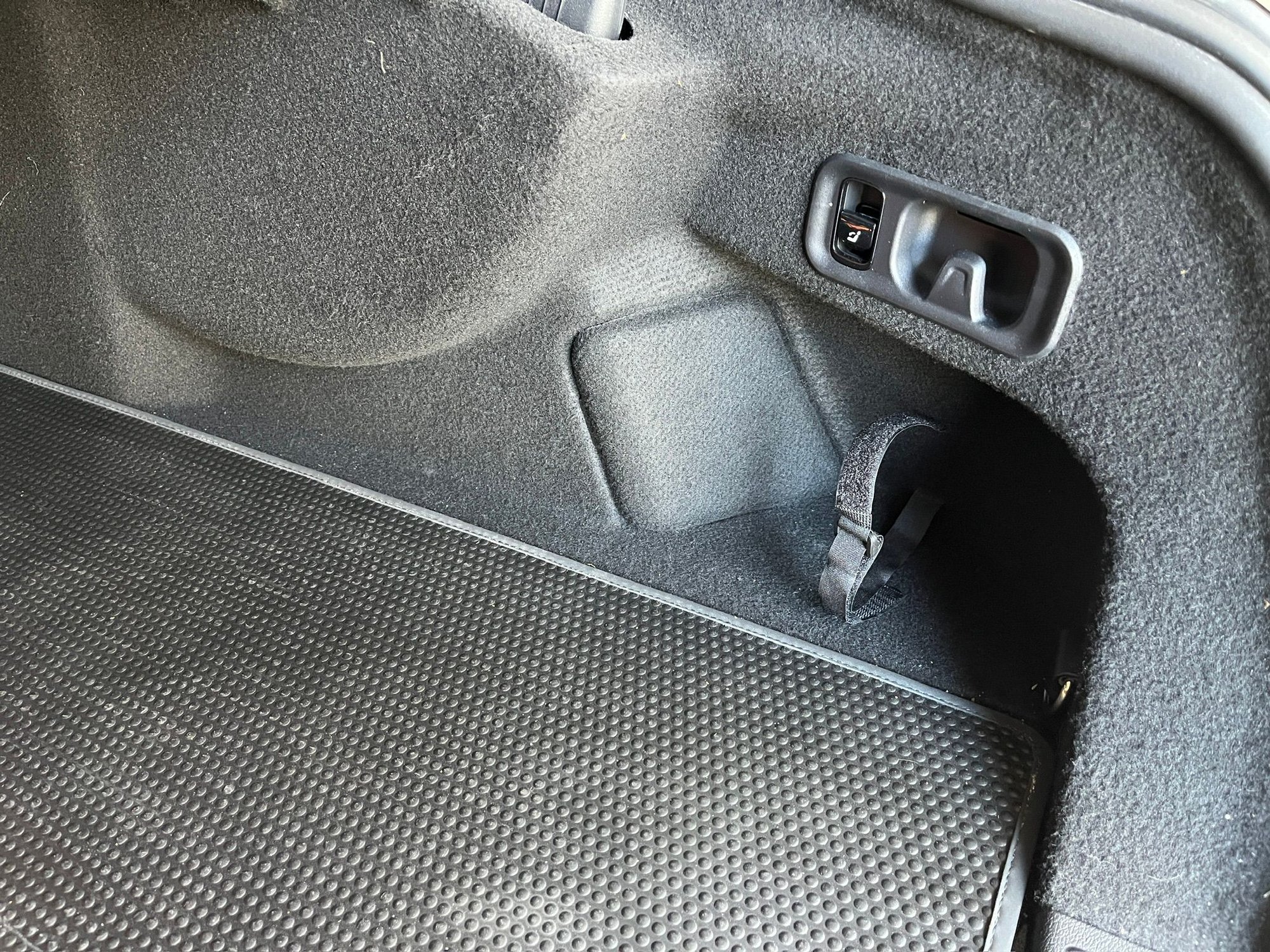 Fuse block access cover in place.