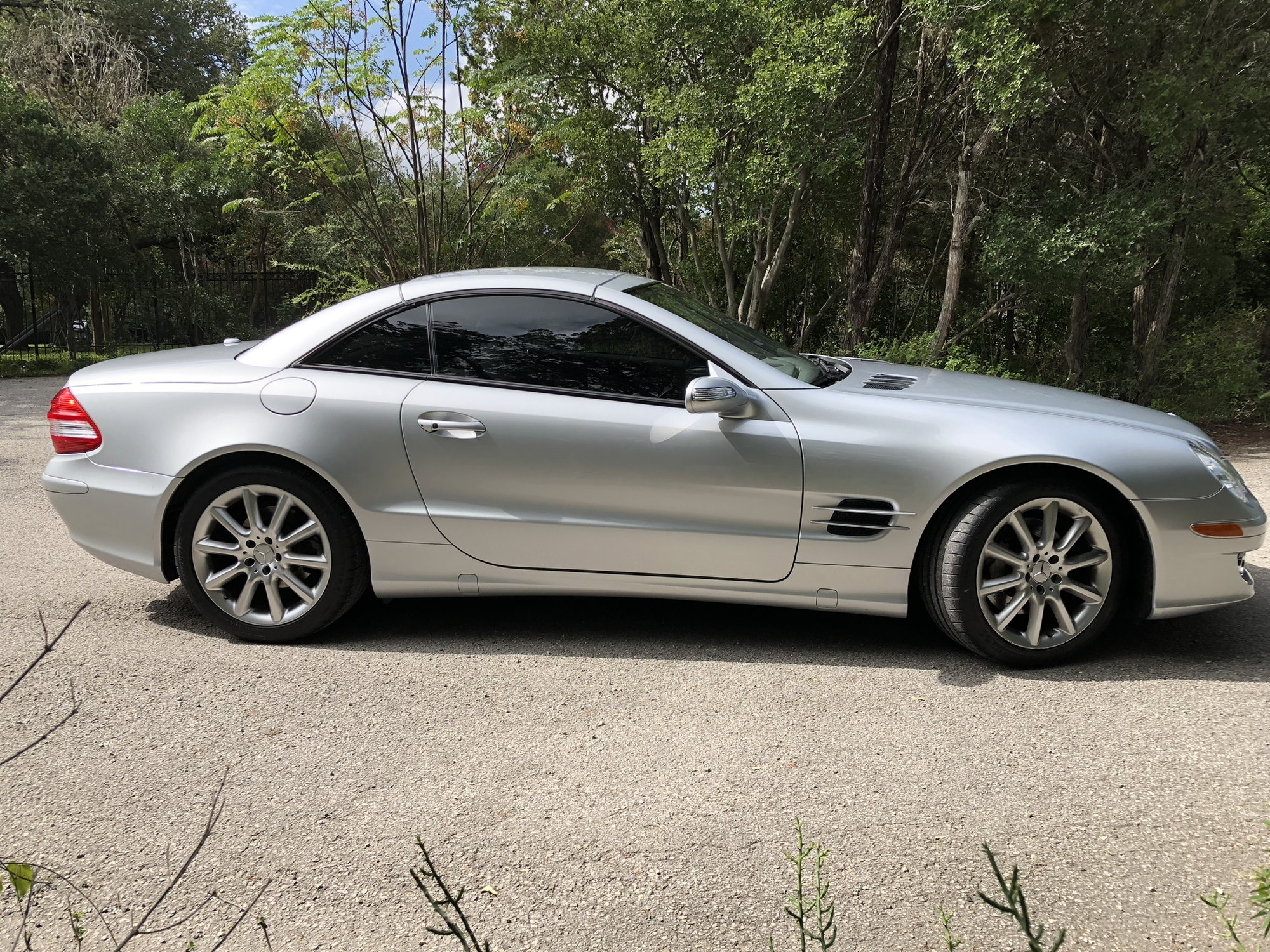2007 Mercedes-Benz SL550 - Stunning 2007 Mercedes Benz SL 550 for sale - Used - VIN WDBSK71F87F124344 - 42,875 Miles - 8 cyl - 2WD - Automatic - Convertible - Silver - New Braunfels, TX 78130, United States