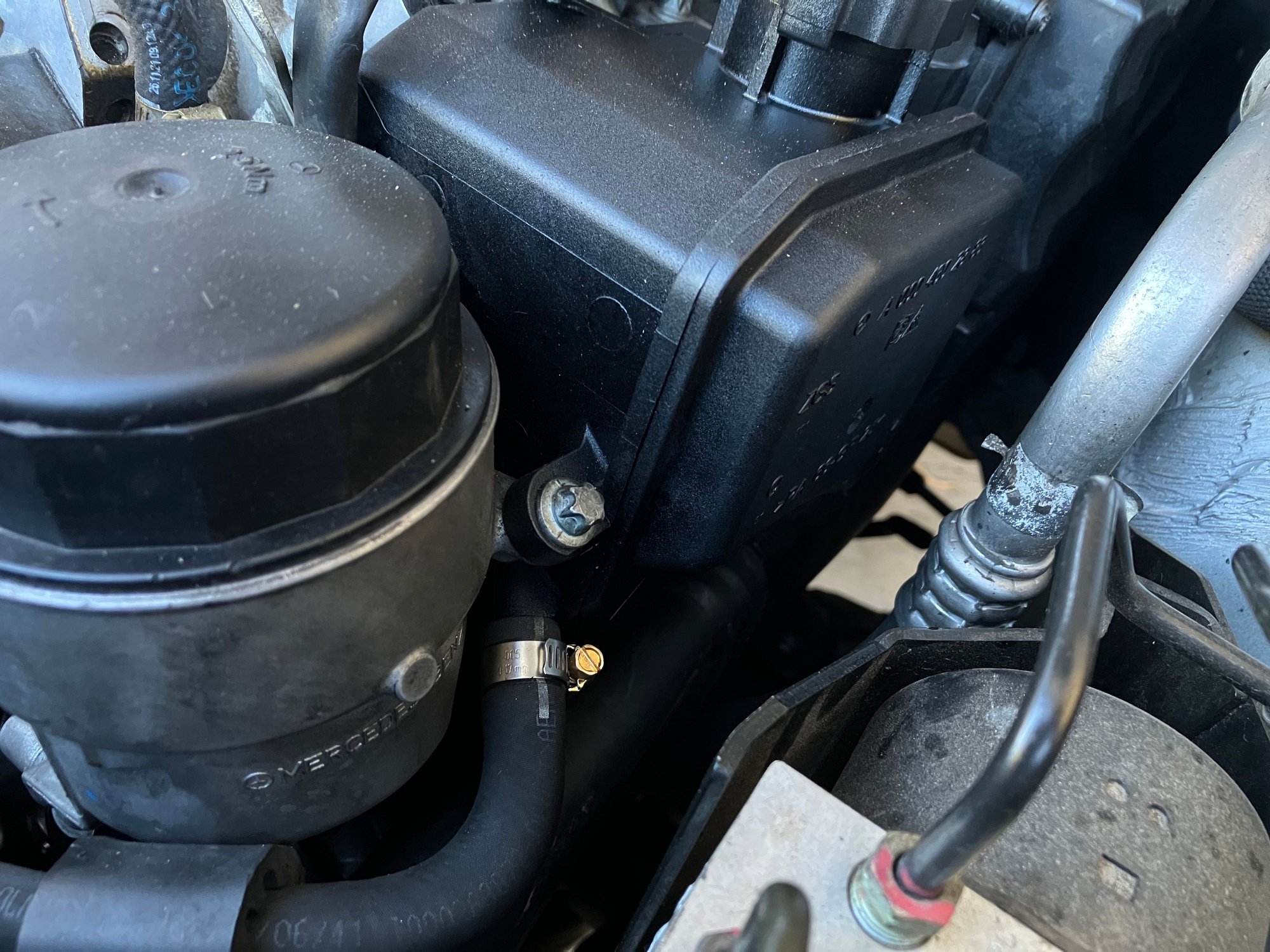 Steering reservoir clamps