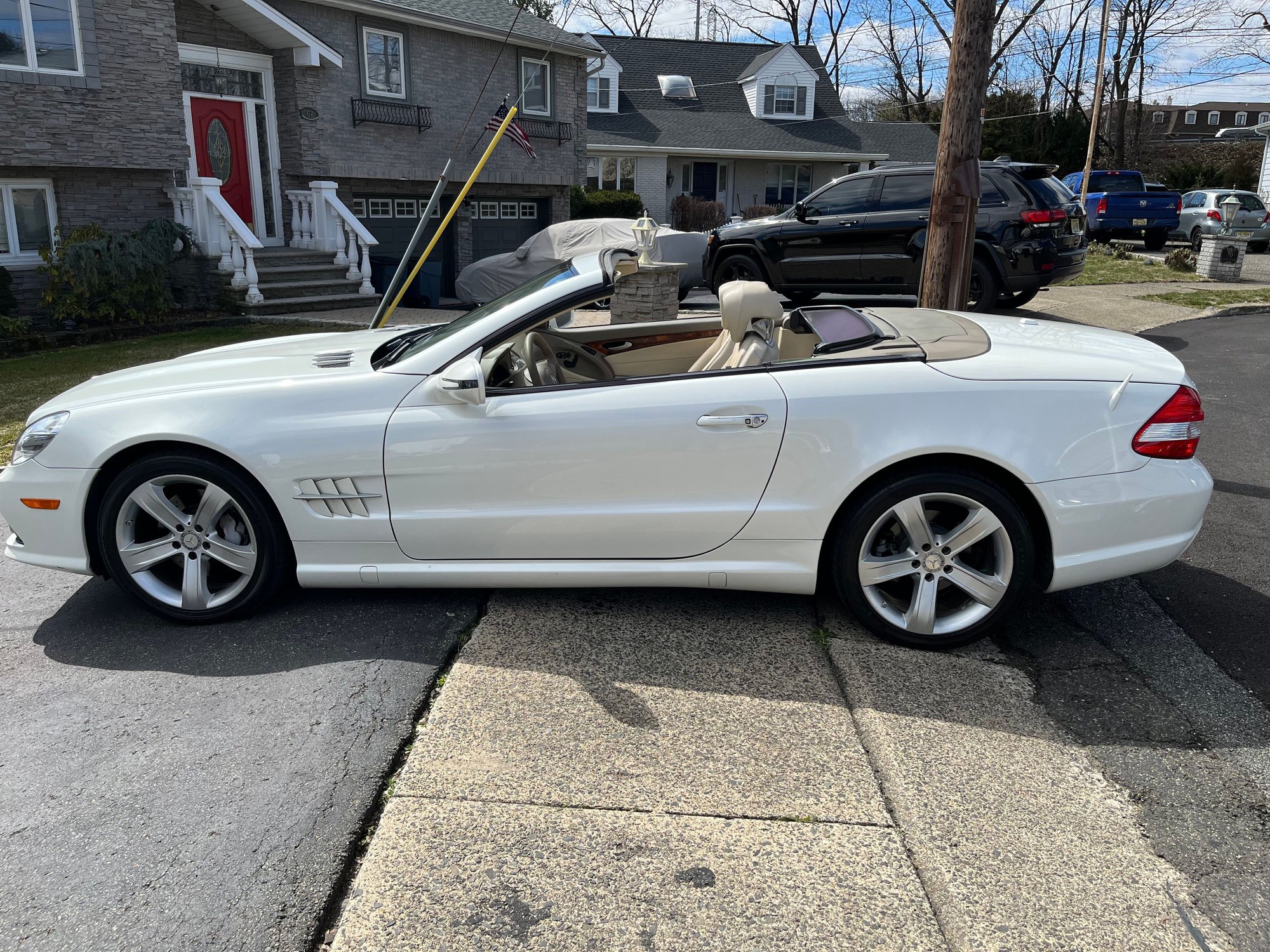2009 Mercedes-Benz SL550 - 2009 Mercedes SL550 - Used - VIN WDBSK71F99F156450 - 77,700 Miles - 8 cyl - 2WD - Automatic - Convertible - White - Towaco, NJ 07082, United States
