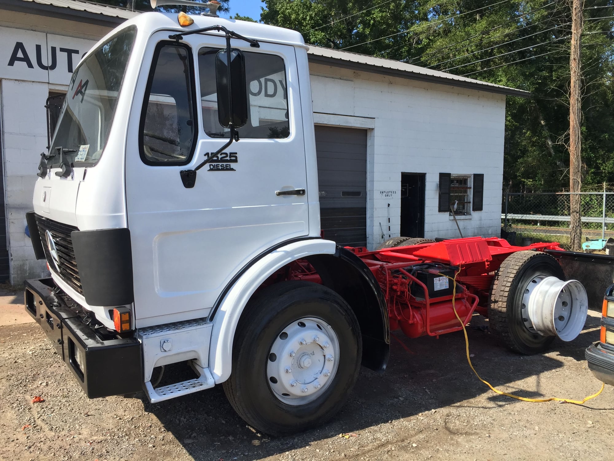 1986 Mercedes-Benz LPS1525 - 1986 Mercedes-Benz LPS1525 NG 6-SPEED TURBODIESEL UNIMOG Semi TRUCK - Used - VIN 1MBZB80A6GN800447 - 5 cyl - 2WD - Manual - Truck - White - Charlotte, NC 28104, United States