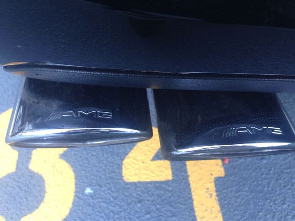 what is that big mark on the left tip?