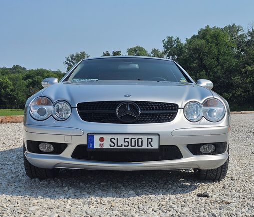 Fitted w/ a Germany front plate
also Changed out that bland looking grille, for a
blacked out Diamond edition grille with
the fully lit emblem 