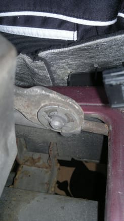 C32 - C clamp picture to secure the trans rod to the shifter linkage.  note the 3 tabs that have to secure to the plastic bushing groove in 1 place and to the metal trans rod "nub" in 2 places