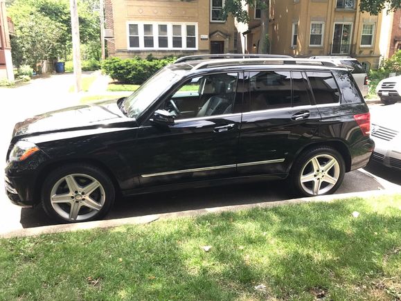 AMG Sport Package looks hawt in black.