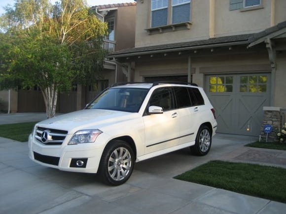 GLK350 - Arctic White, 4MATIC, 19&quot; wheel, and UMI Installed.
