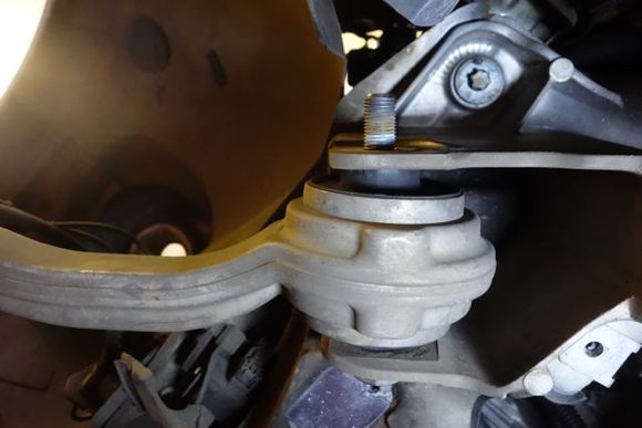 Here you can see the offset of the fluted bolt in the control arm - you should note this for re-assembly