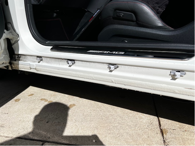 Shows clips (part 350) in place - these need to be removed and put onto the side skirt in order to install the skirt.