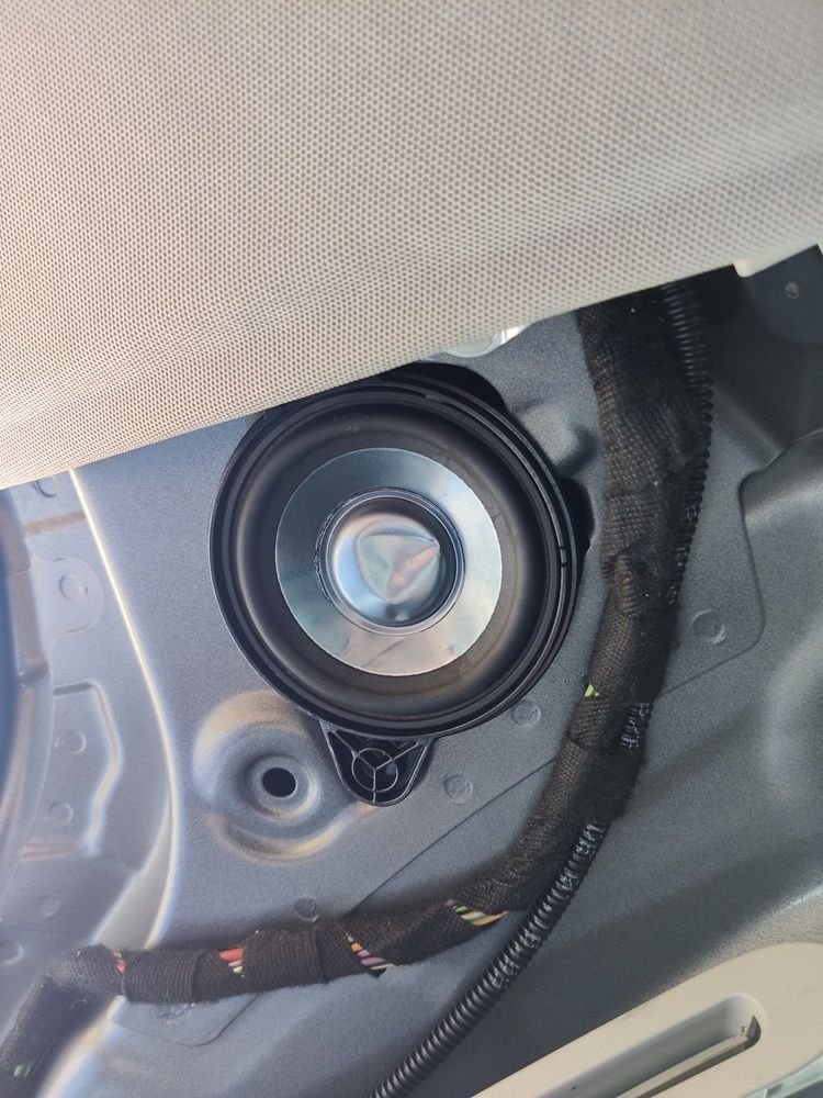 D-pillar speaker installed. Obsiously second hand but covered by trim piece anyway