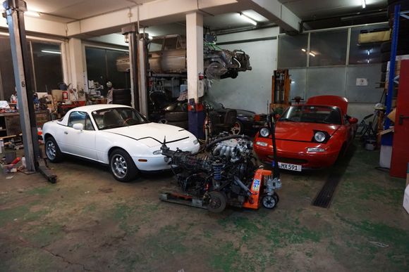 A white car waiting for an organ donor.