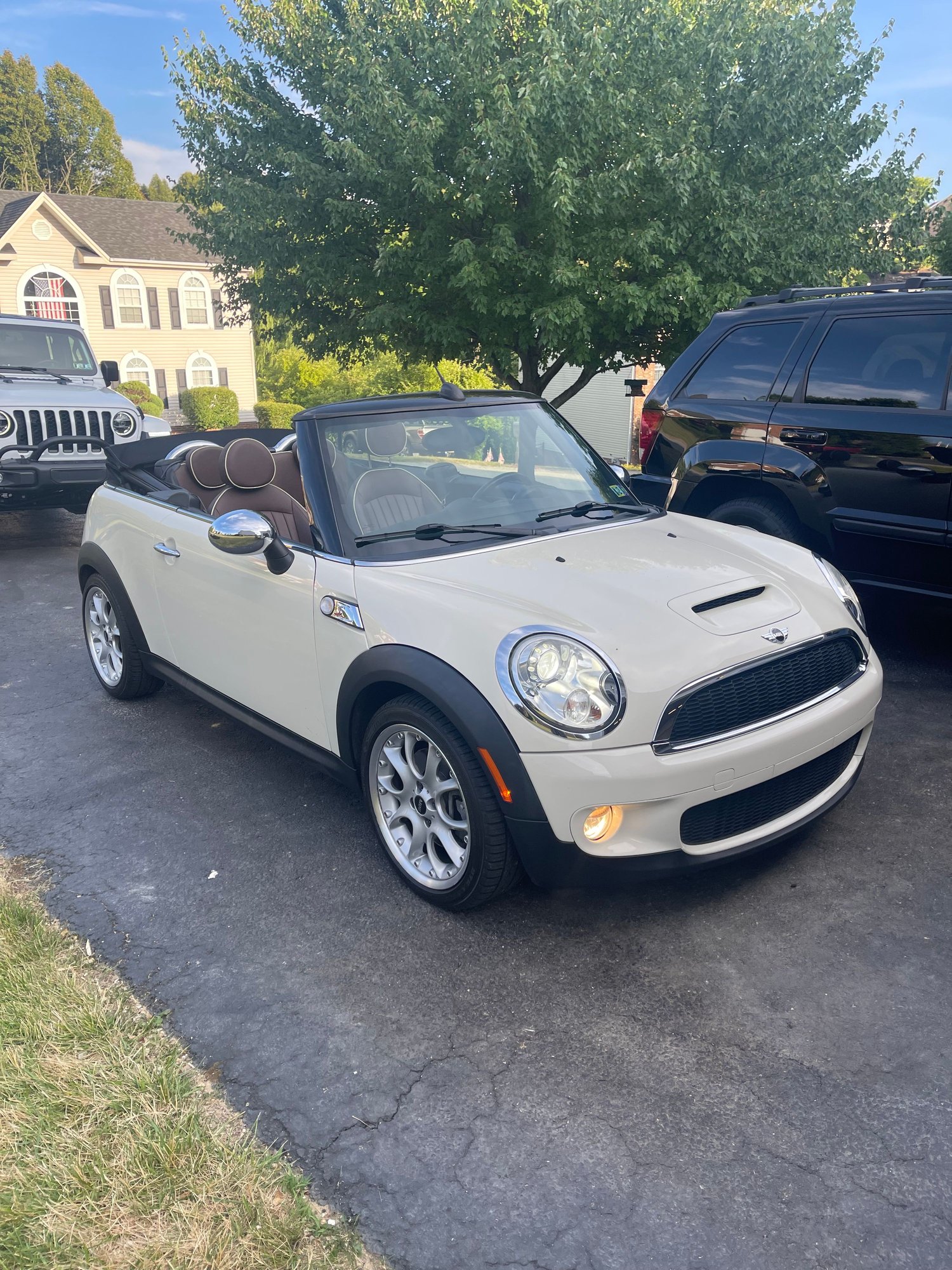 2010 Mini R57: "Mk II" Mini Convertible - 2010 MINI Cooper S Convertible Low Miles - Used - VIN WMWMS3C54ATY08675 - 47,779 Miles - 4 cyl - 2WD - Automatic - Convertible - White - Greensburg, PA 15601, United States