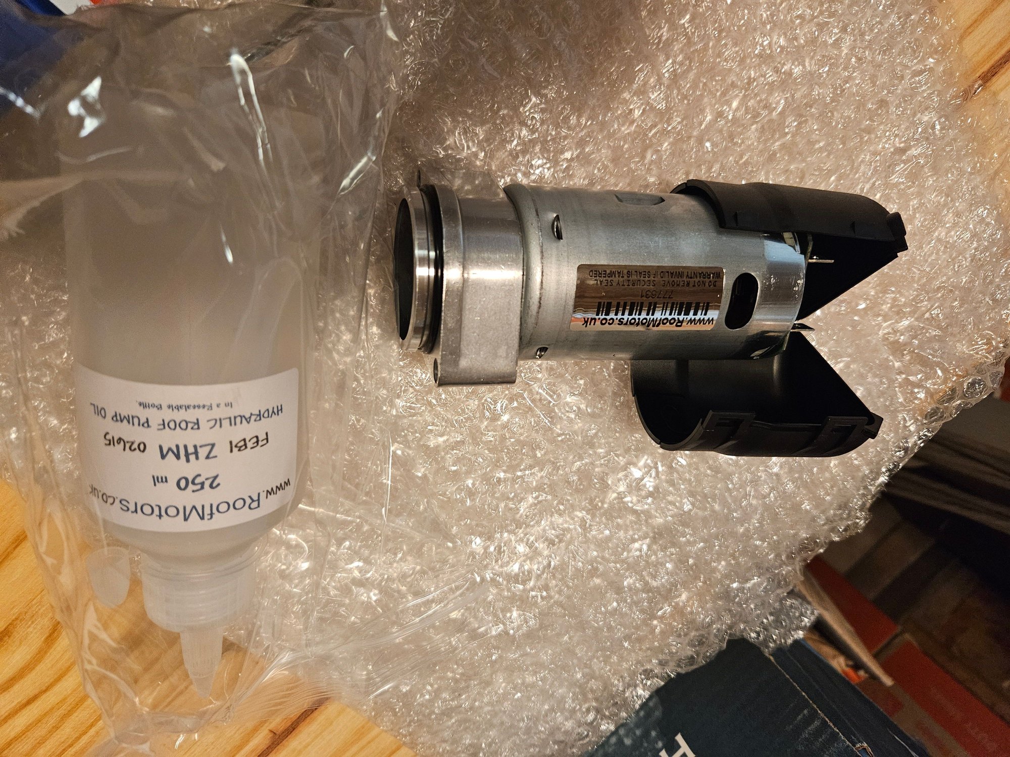 roofmotors.co.uk replacement, includes pcb, terminal cover, and bottle of hydraulic fluid in case you spill some.