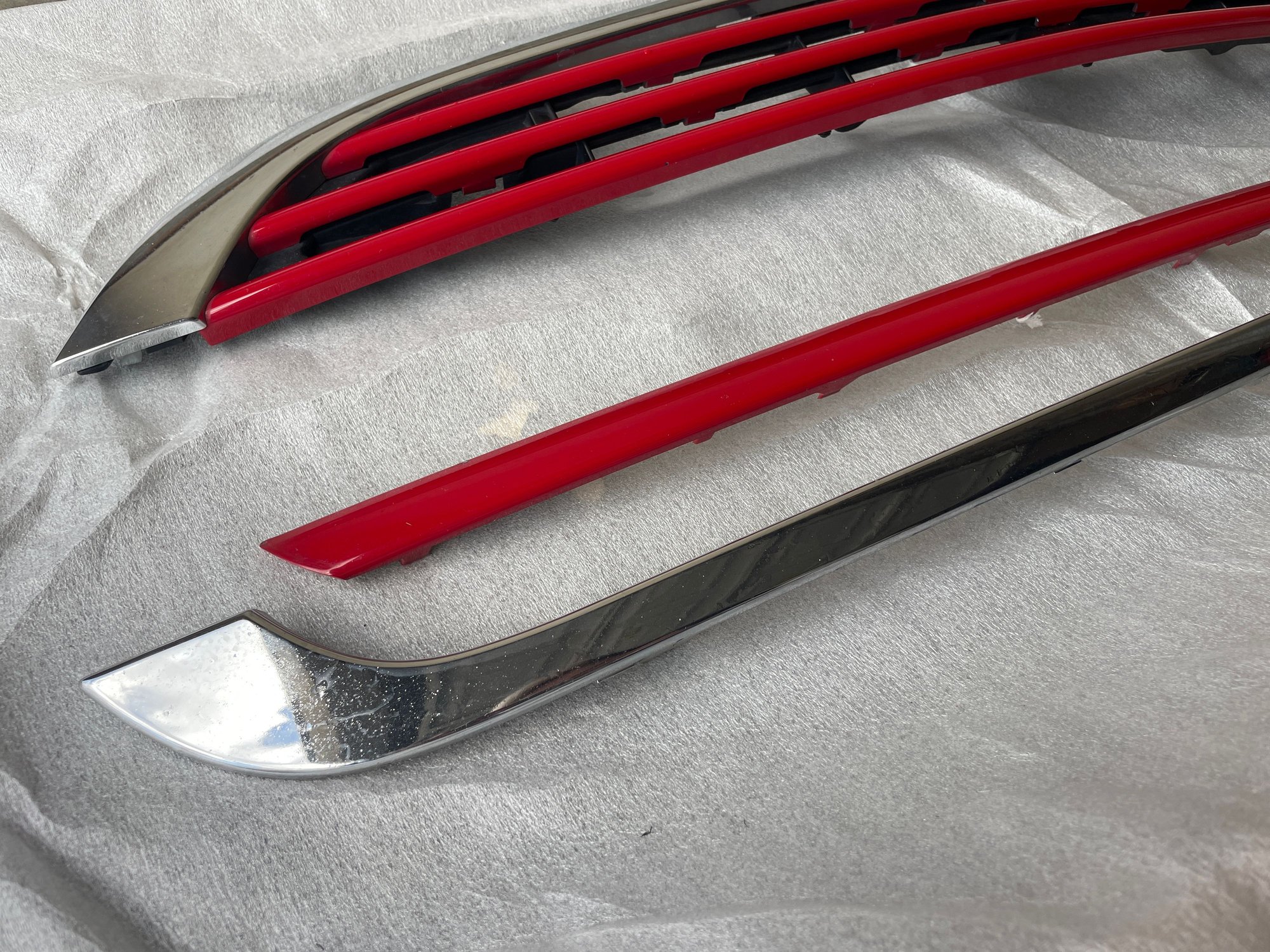 Exterior Body Parts - Red grill r53 2002-2008 - Used - 2002 to 2006 Mini R53: "Mk I" Mini Cooper S - Las Vegas, NV 89117, United States