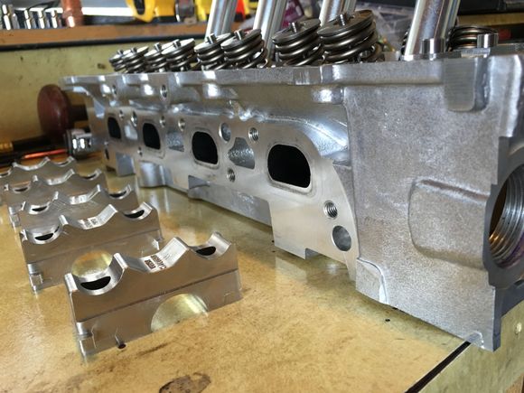 Exhaust ports and camshaft caps