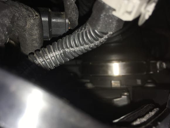 The rubber seal DOES NOT go over the throttle body indents