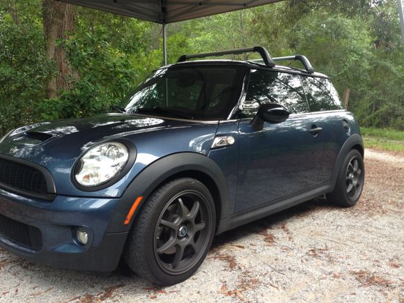 Started painting some things black, added a roof rack, got a Thule box, and two Euro pitchforks.