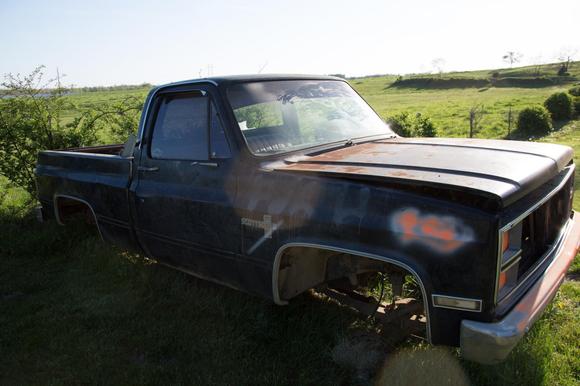 1983 chevy scottsdale swb 4wd 350ci 400 trans 6 inch lift. Drivers side rear axle needs replaced needs carb, back glass radiator, tires and wheels