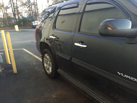 Still not completely sold on the chrome door handles, seriously considering having the black ones repainted or finding a set of the textured black plastic handles.... But these were free....