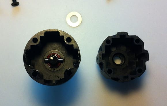 left: Losi HD diff case
right: Standard Losi diff case

Not using shim between o-rings and sun gears as per advice TLR: http://www.rctech.net/forum/13016531-post518.html