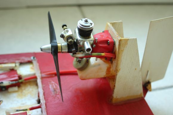 Tee Dee .051 with Tarno Carburetor, and possibly a Tatone muffler. A Sullivan 1oz fuel tank was used rather than the engine mount tank. 