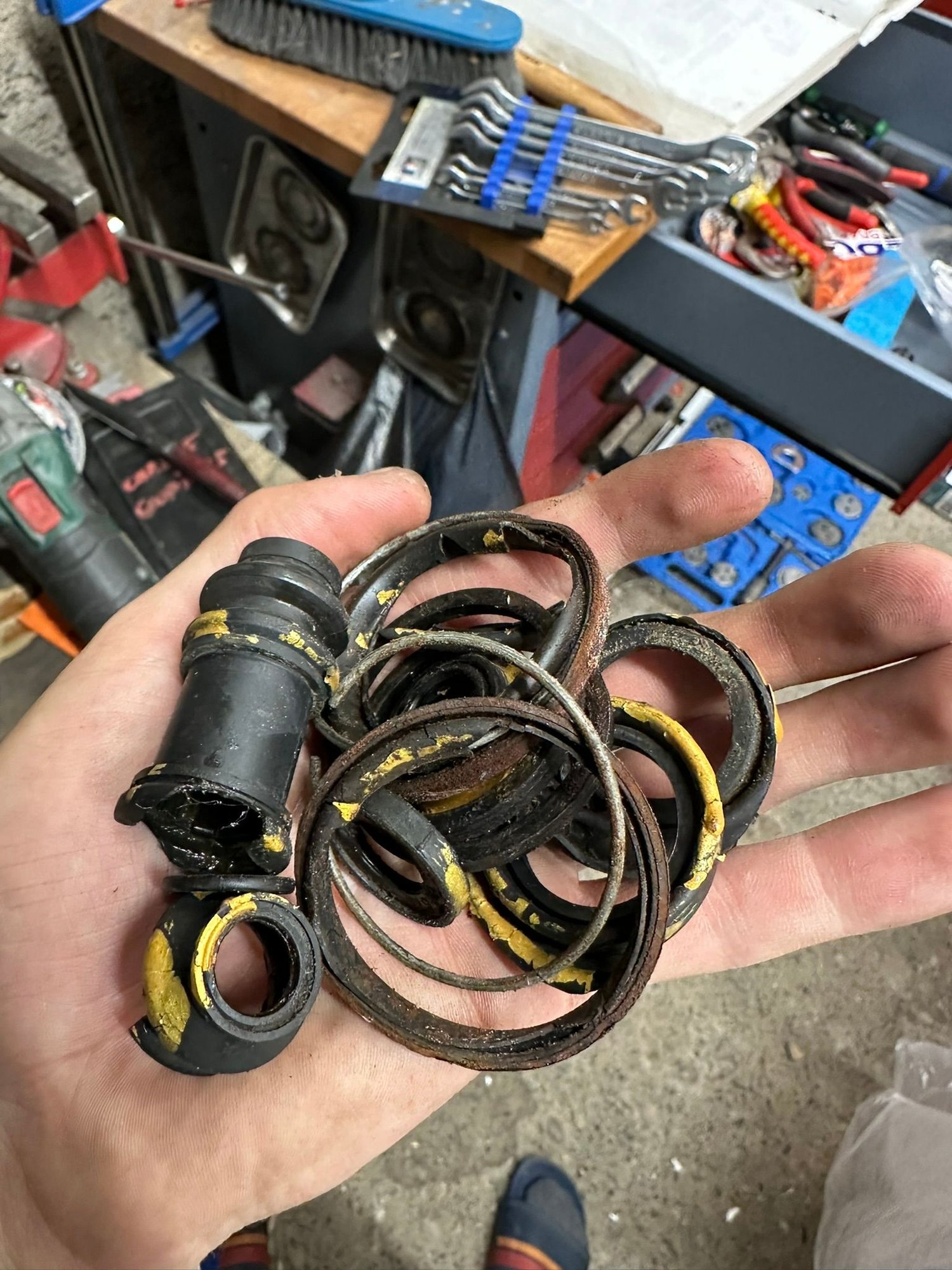 It was time to rebuild these rear calipers.....