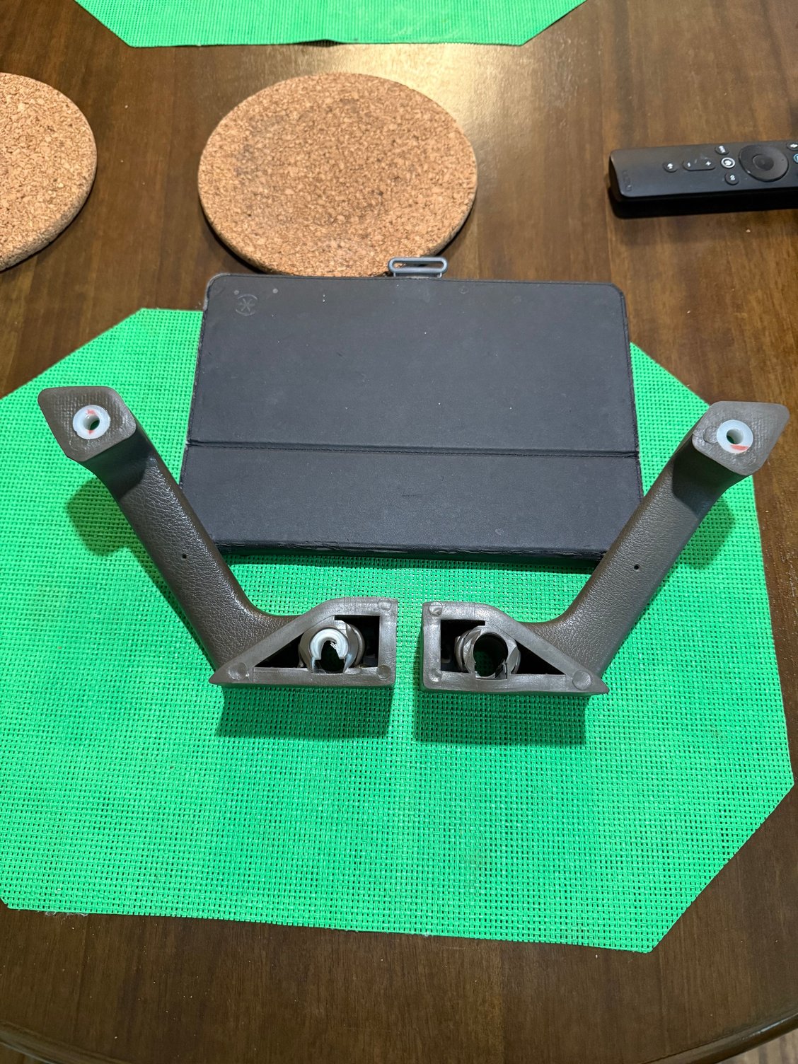 The left handle is the one with useable white washer�the right handle is the one with the missing/broken washer. 